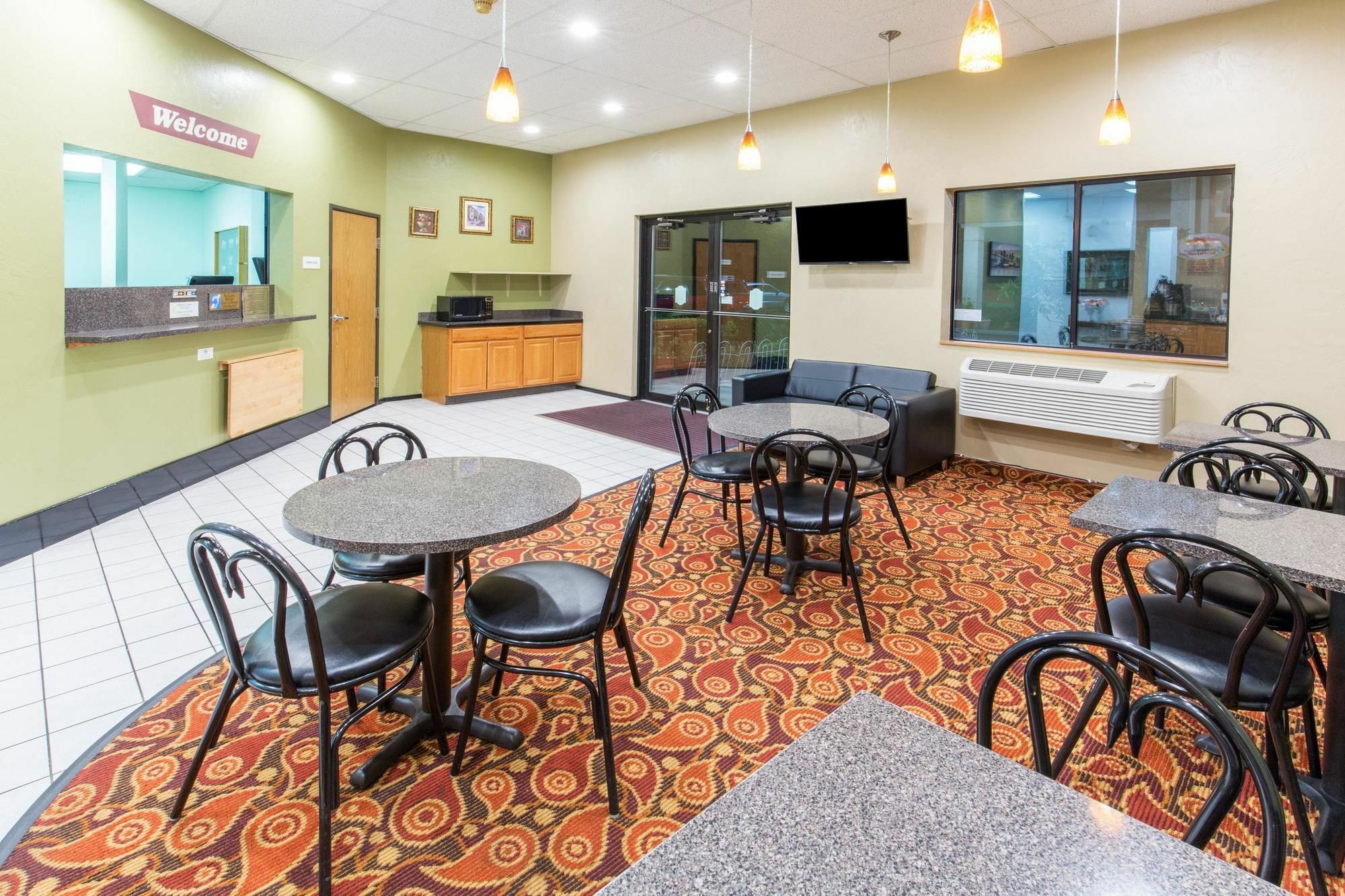 Super 8 By Wyndham Salem Hotel Luaran gambar